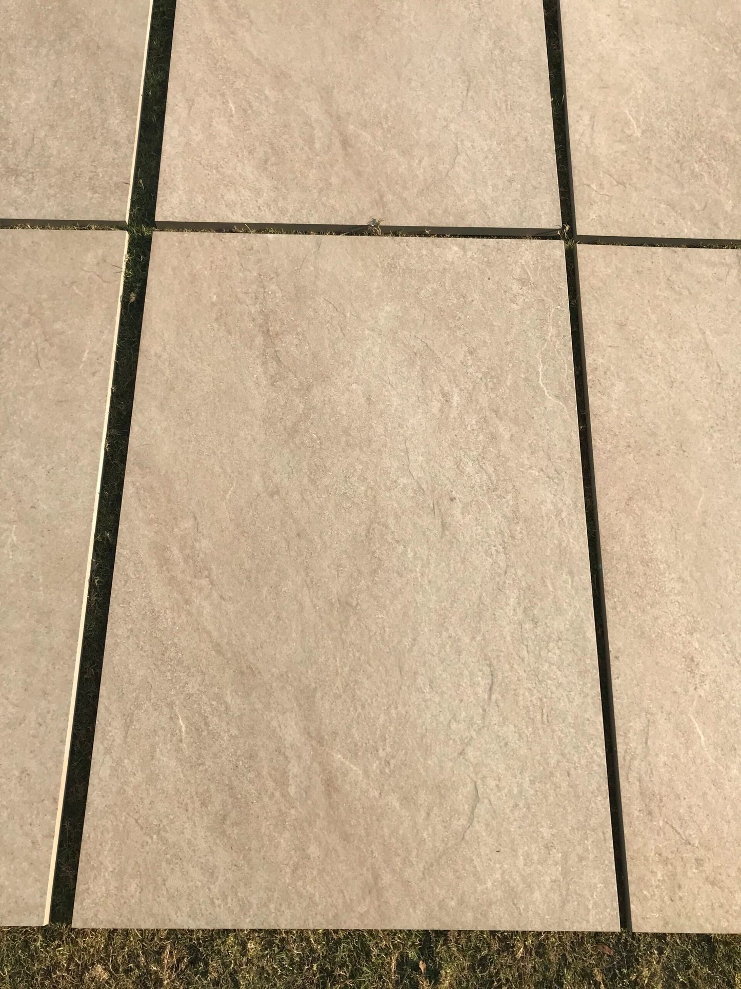 Hammer Stone Beige Outdoor Porcelain Paving Tiles – 900mm x 600mm – 20mm (21.6sqm)